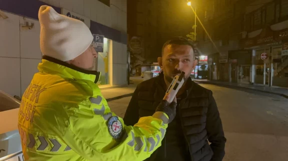 Kayseri’de polis kovalamacası: Ehliyeti alınan sürücü 6 gün sonra yine alkollü yakalandı!