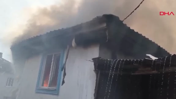 Hisarcık’ta korkutan yangın: 2 ev ve 1 ahır kül oldu