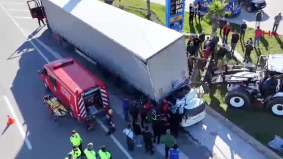 Sinop'ta TIR'a çarpan öğretmen kaza yerinde hayatını kaybetti!