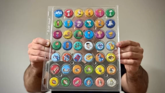 Oğluyla oynarken başlayan hobisi 65 ülkeden kapak koleksiyonuna dönüştü