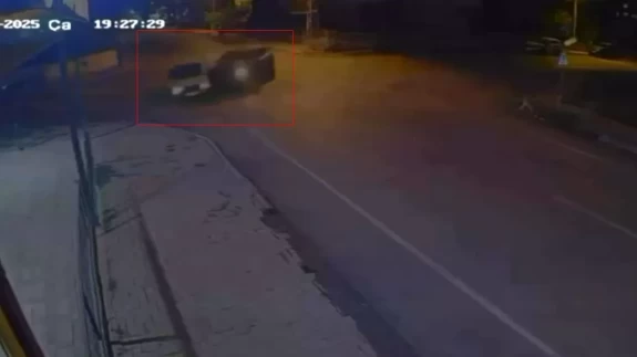 Cip ile otomobil kafa kafaya çarpıştı: O anlar kameralarda