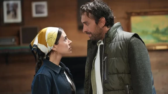 Taşacak Bu Deniz Dizisinde Şaşırtan Sahne! Adil ve Esme'nin Yuvası Harabeye Döndü