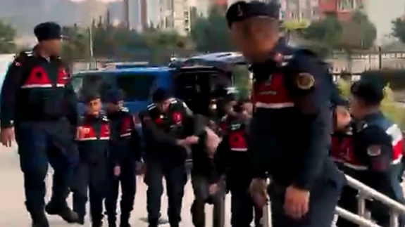 Adana'da mide bulandırıcı olay! 13 yaşındaki çocuğa cinsel istismar iddiasıyla 63 yaşındaki şüpheli adliyeye sevk edildi