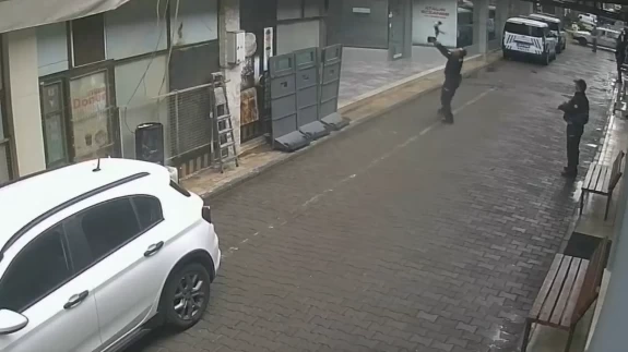 Düşmek üzere olan kediyi havada yakaladı