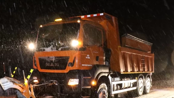 Erzincan’ın yükseklerinde gece kar sürprizi: Geçitlerde kar küreme çalışması yapıldı
