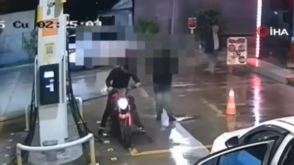 Antalya’da iş yerine kurşunlama anı kamerada!