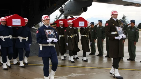 Şehit babasını oyuncağına sarılarak bekledi