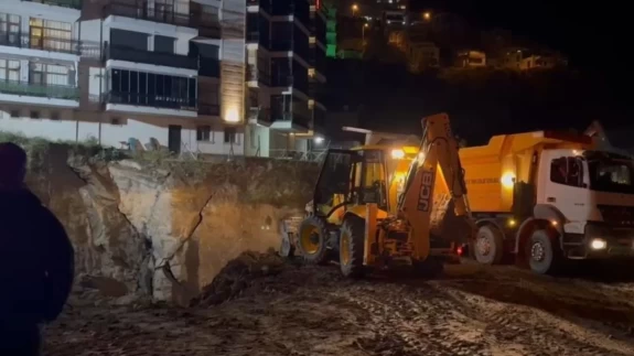 Amasra’da gece yarısı göçük! Apartman tahliye edildi