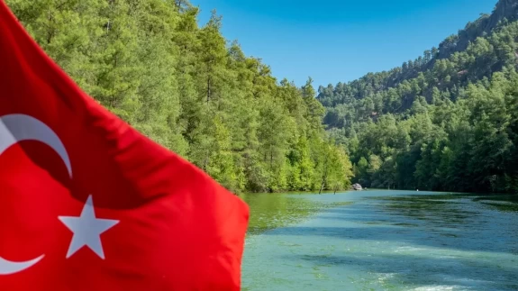 Doğaseverler Karacaören 2 Baraj Gölü'nü tekneyle geziyor