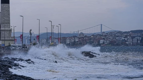 Yurt genelinde mevsim normallerinin üzerinde sıcaklık: Batıda kuvvetli rüzgar ve yer yer sağanak bekleniyor