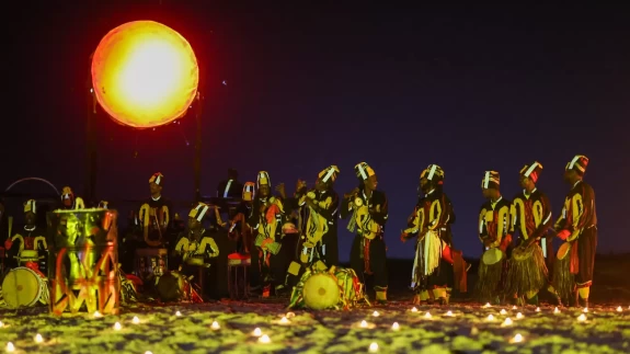 Senegal'de okyanus kenarında ateş gösterisi düzenlendi