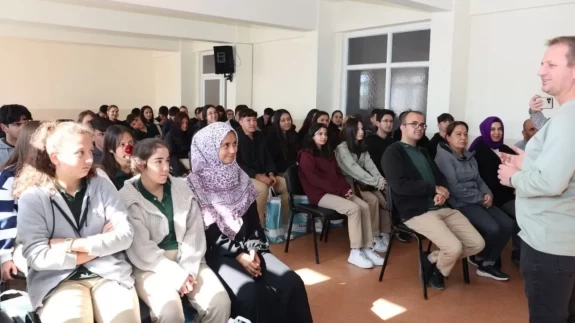 Başkan Önge’den gençlere büyük destek: Kitap, burs ve gençlik meclisi müjdesi