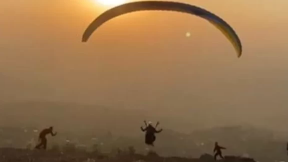 Festival'de korkutan anlar: Paraşütçü kayaya çarptı