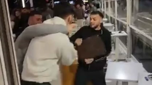 Mersin’de kafede gençler arasında kavga: Tekme tokat saldırı kamerada