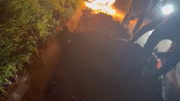 Sakarya’da otomobil ile motosiklet çarpıştı: 1’i ağır 2 yaralı, motosiklet alev aldı