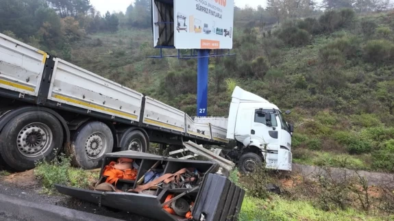 Kuzey Marmara’da tır devrildi! Sürücü yaralandı