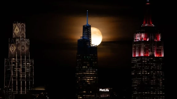 New York’ta “Kunduz Ayı” büyüledi: Gökyüzünde muhteşem dolunay manzarası