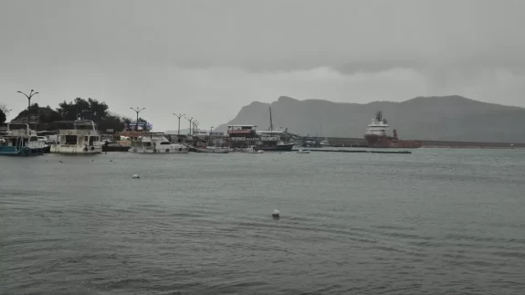 Doğal gaz sondaj gemileri fırtınadan Amasra Limanı'na sığındı