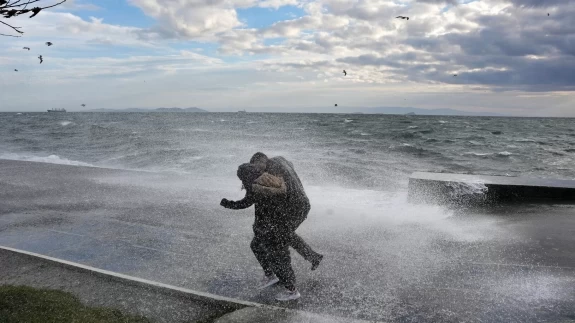 İstanbul'da dev dalgalara aldırış etmeden fotoğraf çekildiler
