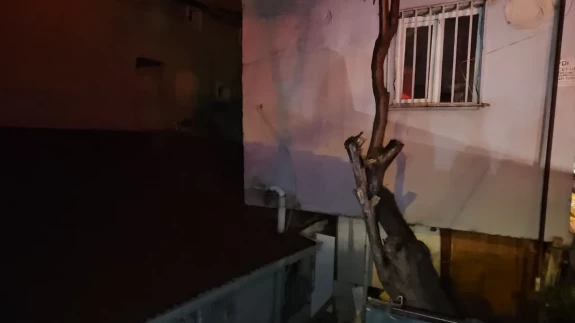 Sarıyer’de facianın eşiğinden dönüldü! Kayan bina gecekondunun üzerine oturdu