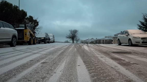 Ankara’da kar etkili oldu, araçlar ve çatılar beyaza kaplandı