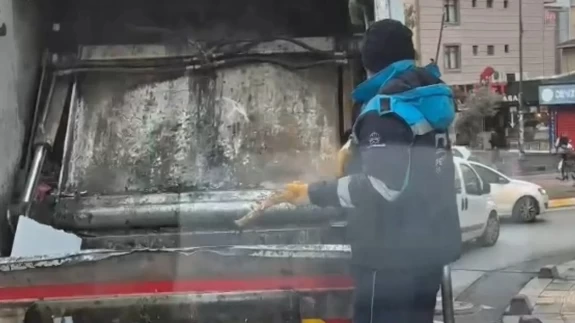 Çöpten çıkan bağlama gönüllere dokundu