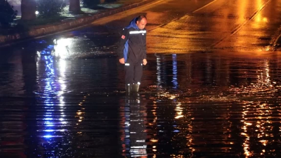 Bodrum’u gece vuran sağanak felaketi: Duvar çöktü, yollar göle döndü