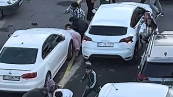 Bu sefer kavga sokakta değil, adliye önünde: O anlar kamerada