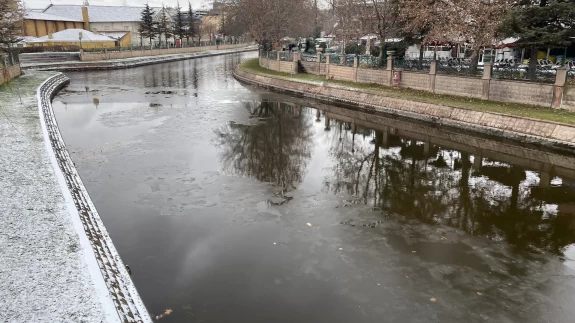 Eskişehir'de kaldırımlar buz pistine döndü: Porsuk Çayı buz tutmaya başladı