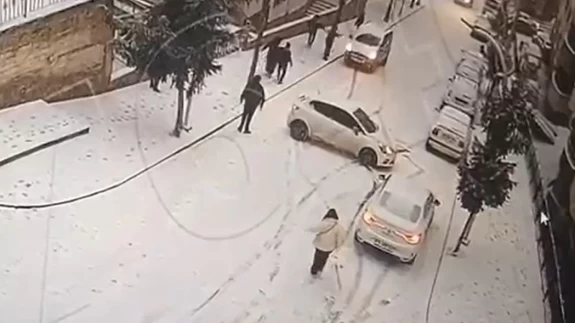 Gümüşhane'de buzlu yolda yokuş aşağı kayan araçlar kamerada