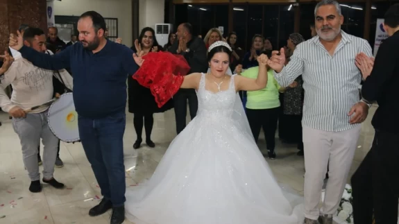 Hatay’da yürek ısıtan anlar! Down Sendromlu Ezgi’nin gelinlik hayali gerçek oldu