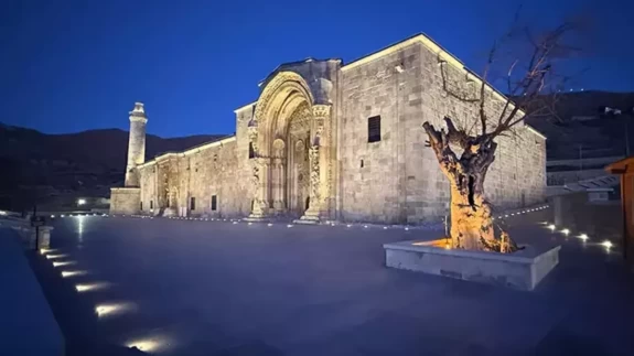 Divriği Ulu Camii geceleri ışıl ışıl oluyor