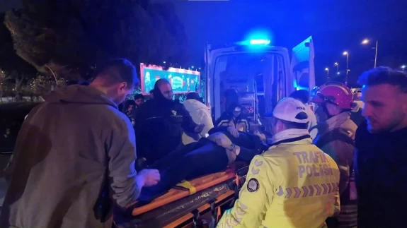 Suadiye’de sabah saatlerinde kaza: Virajı alamayan otomobil takla atarak elektrik direğini devirdi