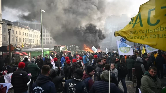 AB Zirvesi sırasında çiftçilerden traktörlü protesto
