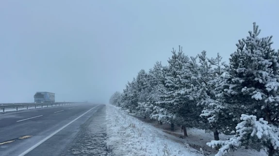 Yoğun sis ve kar Türkiye’yi beyaza bürüdü! Görüş mesafesi 15 metreye düştü