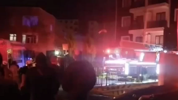 Pendik’te alevler 10 katlı binayı sardı! 3. katta çıkan yangın paniğe neden oldu