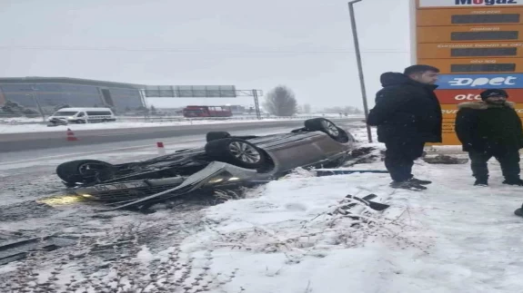 Nevşehir’de buzlanma kazaya neden oldu! Otomobil takla attı