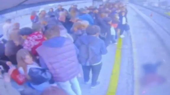 Cevizlibağ'da durakta bayılan 14 yaşındaki çocuğa metrobüs çarptı!