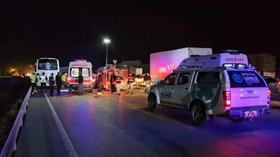 Amasya’da mahkum taşıyan midibüsün de karıştığı zincirleme kazada 23 kişi yaralandı