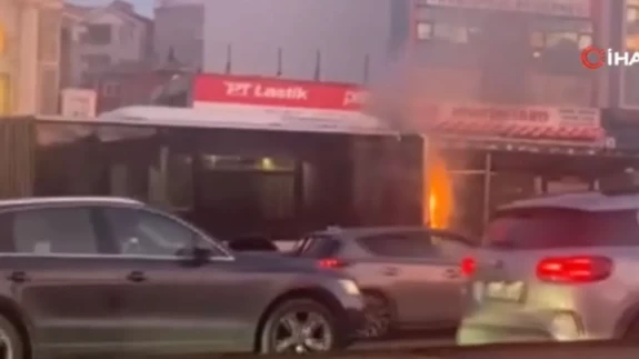 Son dakika... Küçükçekmece'de metrobüs yandı! Seferler aksadı