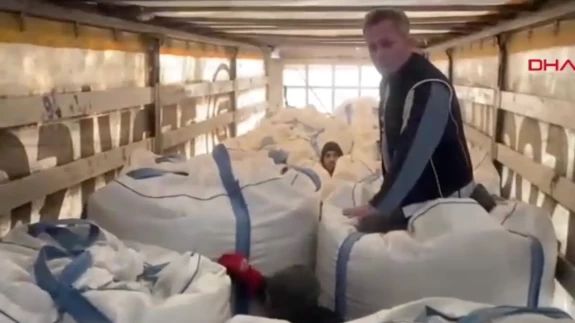 Amasya’da plastik yüklü TIR’dan 13 kaçak göçmen çıktı