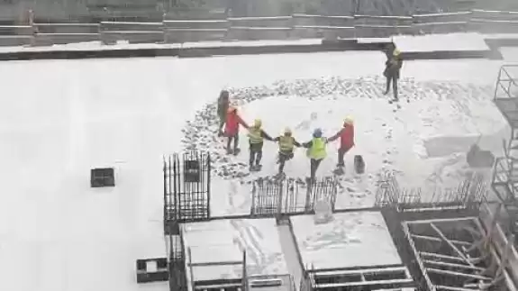 İnşaat işçileri kar altında horon tepti