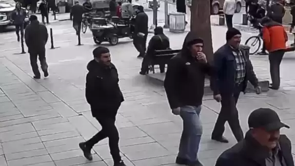 Çarşı meydanında husumetlisine silah sıktı! O anlar kameraya yansıdı