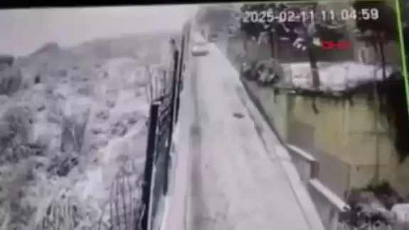 Başakşehir’de karlı yokuşta kayan otomobilin sürücüsü araçtan atladı