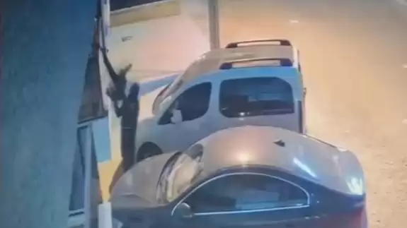 Hırsızlık anı güvenlik kamerasında! Apartmanın balkonundaki kıyafetleri çaldılar