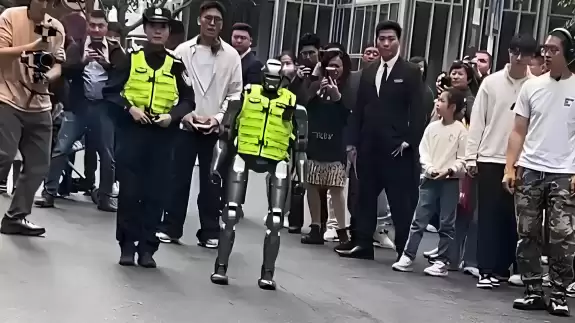 RoboCop'tan fırlamış gibi! Robot polisler devriyede