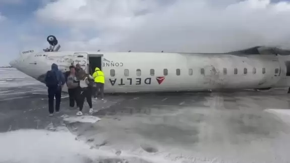 Yolcu uçağı ters döndü: 18 yaralı