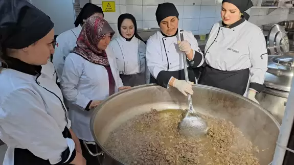Sakarya'da Yaratıcı Gençler, Taşımalı Öğrencilere Lezzet Şöleni Sunuyor