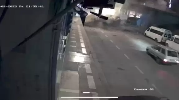 Freni boşalan kamyon köprüden uçtu: Çok sayıda ölü ve yaralı var