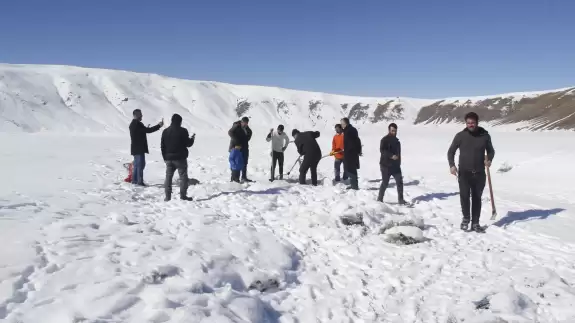 Buz tutan gölette ‘Eskimo’ usulü balık avı